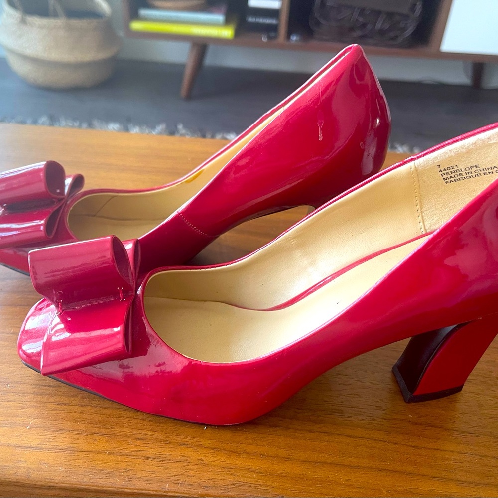 Jessica Penelope brand new never worn. 2 inch heel with bow on front
